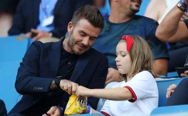 Beckham cung con gai an mung tuyen nu Anh vao ban ket World Cup hinh anh