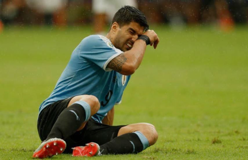 Suarez om mat khoc sau khi da hong luan luu khien Uruguay bi loai hinh anh