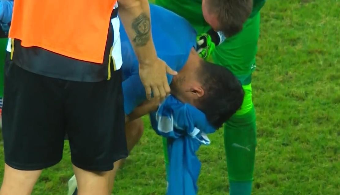 Suarez bat khoc anh 2