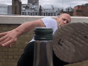 Tai tu 'Nguoi van chuyen' gay sot voi cu da mo nut chai hinh anh