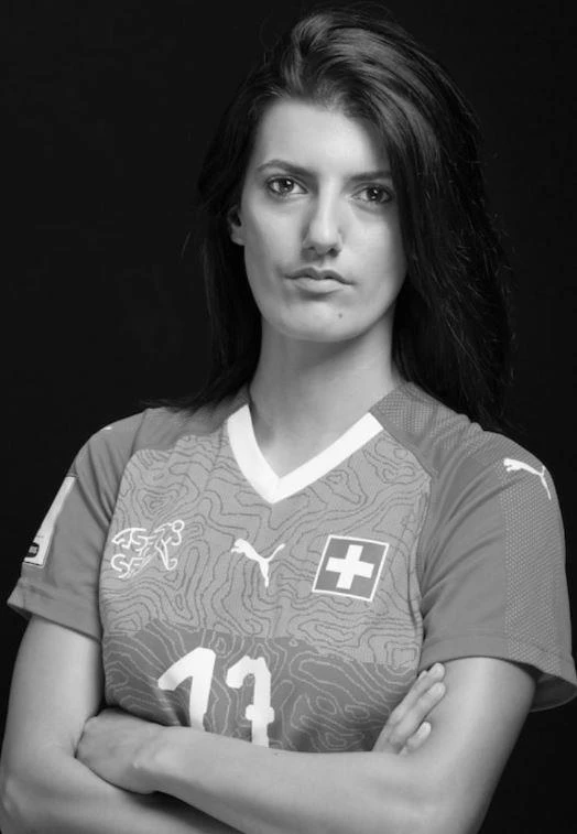 Cau thu nu Thuy Si thiet mang vi duoi nuoc anh 1