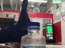 Nhung pha bieu dien hai huoc theo trao luu 'da mo nut chai' hinh anh