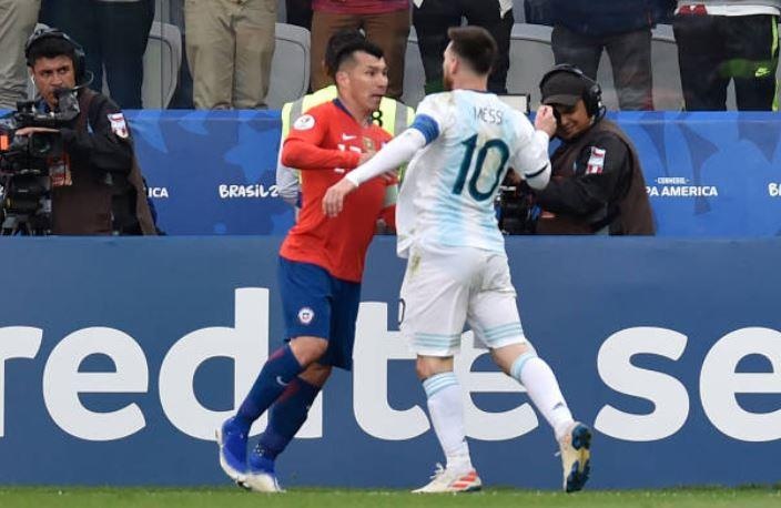 Messi nhan the do truc tiep anh 1