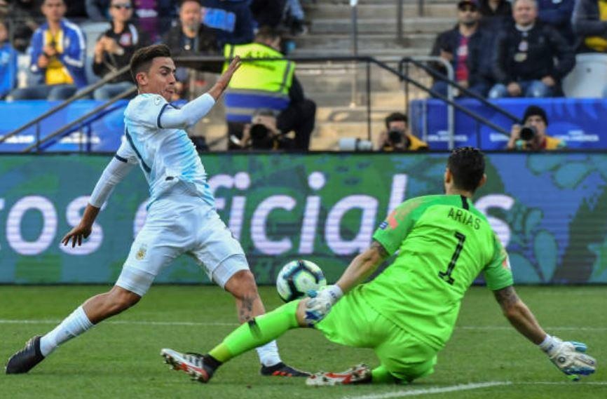 Messi tang bua cho Dybala anh 1