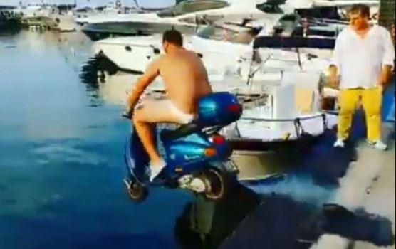 Balotelli tra tien de chu quan bar lao xe may xuong bien hinh anh