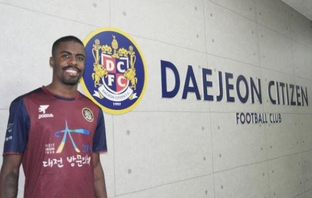 CLB Han Quoc xin loi nguoi ham mo khi chieu mo cau thu Brazil bi AIDS hinh anh