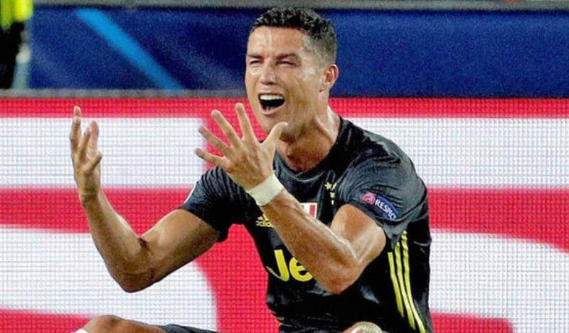 Ronaldo thua xa Messi ve so lan nhan danh hieu cau thu hay nhat tran hinh anh