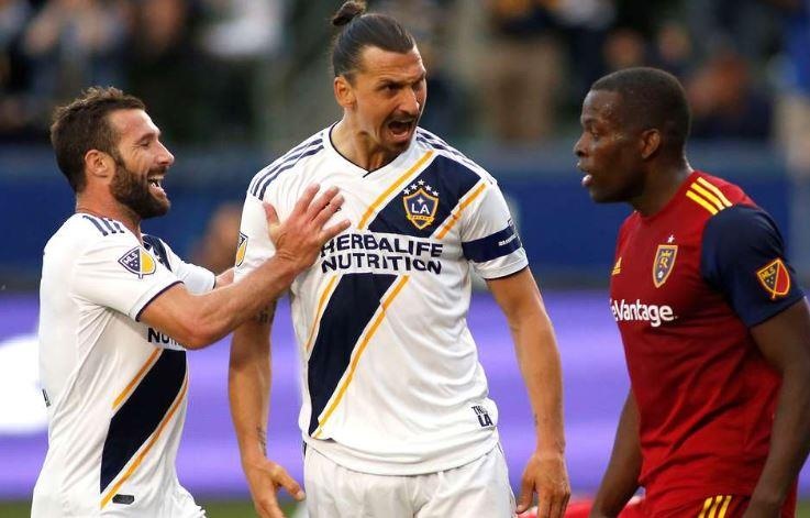 Ibrahimovic chui HLV doi thu sau khi lap hat-trick hinh anh