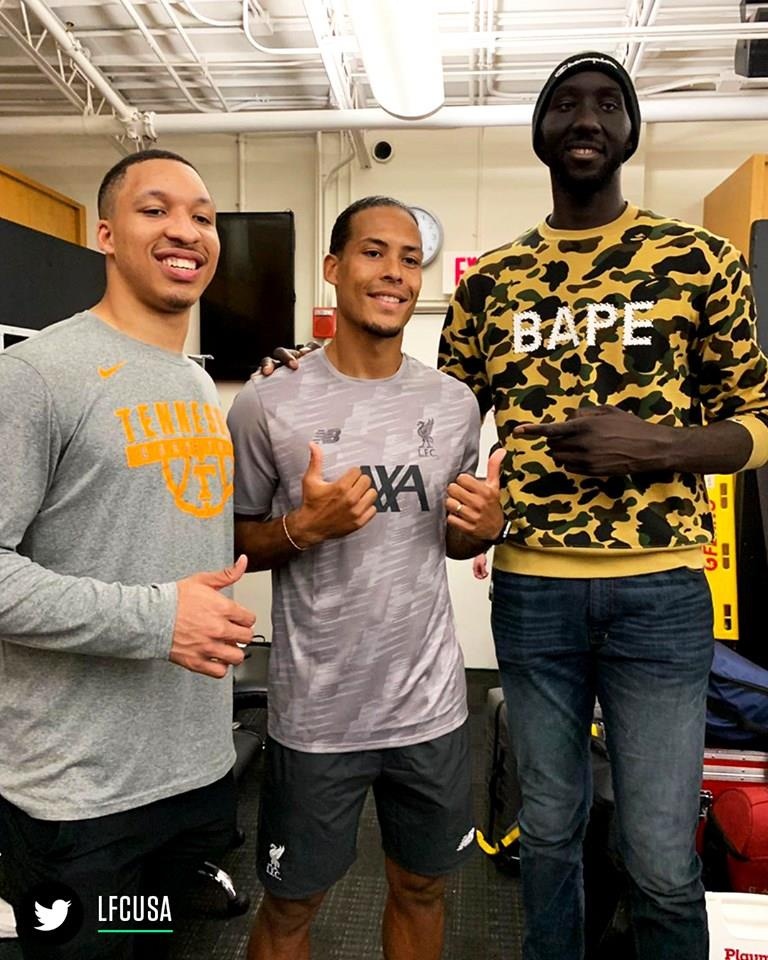 Van Dijk lot thom khi chup hinh cung sao bong ro anh 1