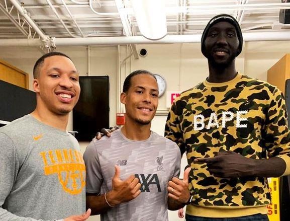 Van Dijk lot thom khi dung canh 'nguoi ngoai hanh tinh' cao 2,31 m hinh anh