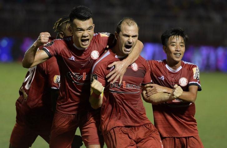 Quang Hai lap cong, CLB Ha Noi van mat diem o 'chung ket' V.League hinh anh