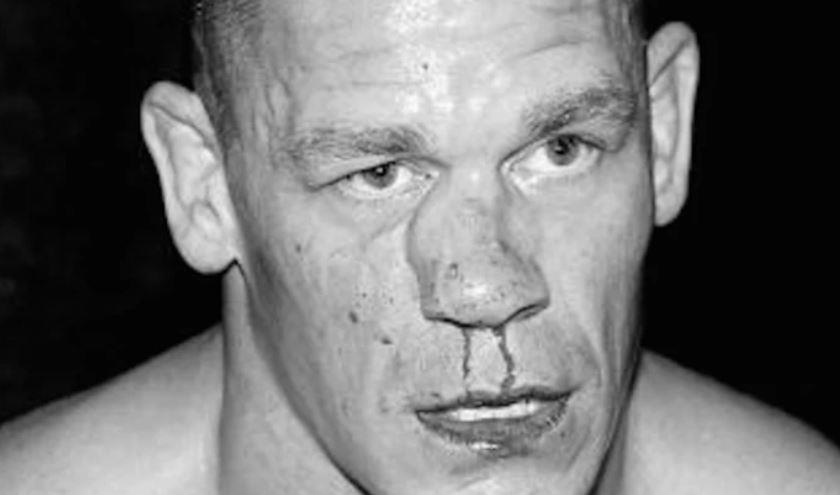 10 pha bieu dien qua da khien doi thu gay xuong cua do vat WWE hinh anh