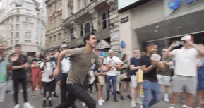 Thanh nien nhan 1.000 USD nho tai hien cu nhay kho tin cua Ronaldo hinh anh