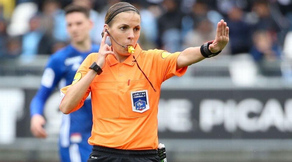 trong tai nu dieu khien sieu cup chau Au anh 1