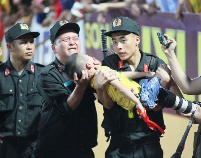 Canh sat co dong cho be trai can tay de tranh bi nuot luoi hinh anh