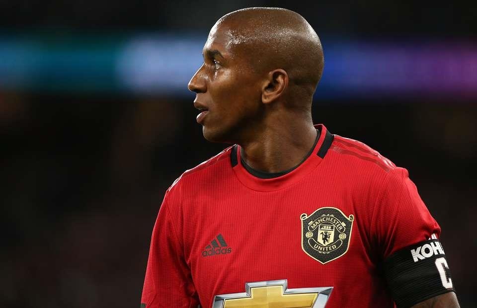 Ashley Young lam doi truong MU anh 1