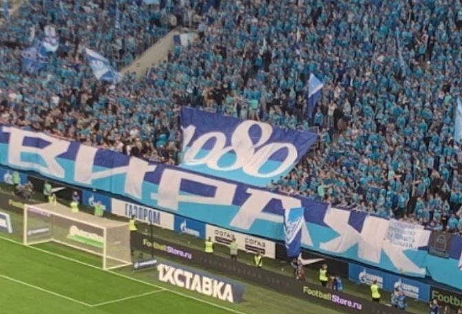 Malcom bi phan biet chung toc anh 1