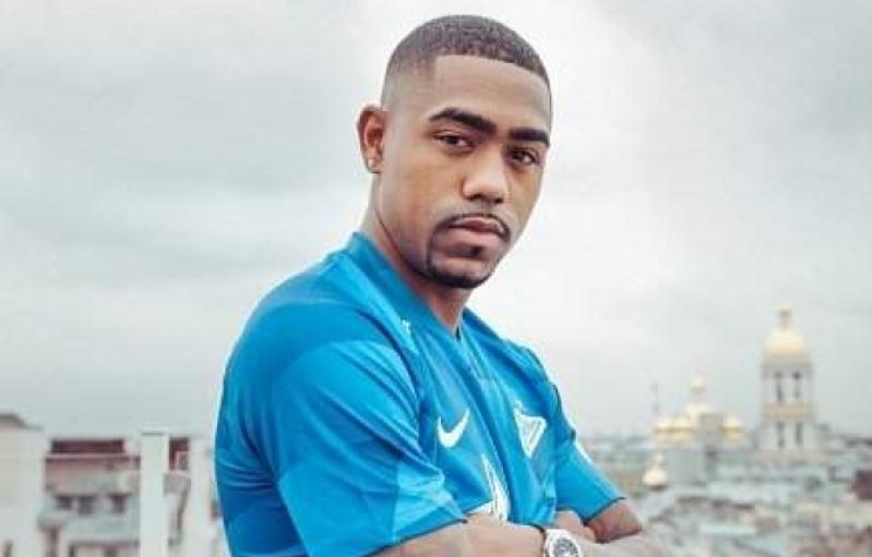 Sao Barca bi tay chay ngay khi den Nga hinh anh