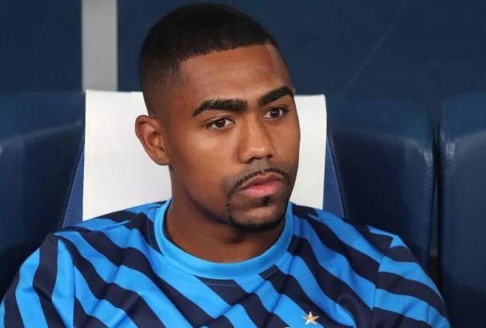 Malcom bi phan biet chung toc anh 2