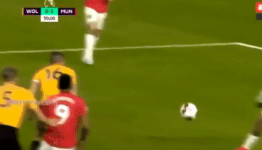 Lingard gay cuoi khi bong trung mat sau pha volley hinh anh