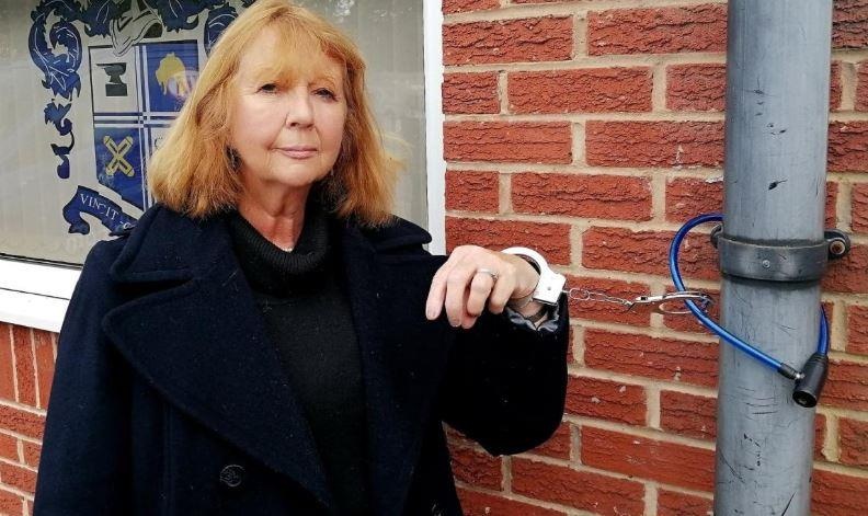 Cuu nu chu tich tu cong tay ngoai san vi doi bong bi tru 12 diem hinh anh