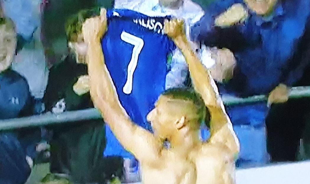 Richarlison coi ao an mung anh 2