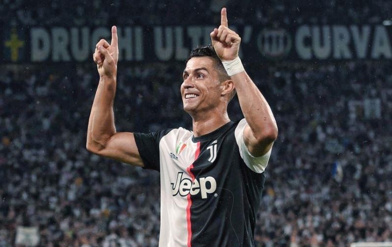 Ronaldo ra mat kieu an mung 'VAR' hinh anh