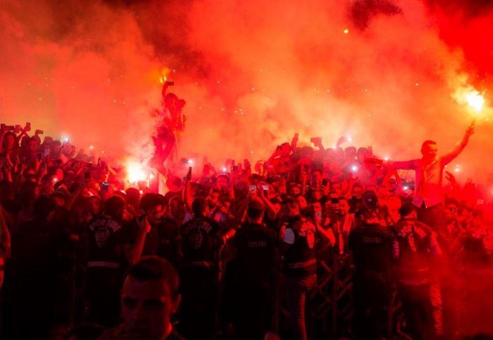 Bien nguoi chao don Falcao den Galatasaray hinh anh