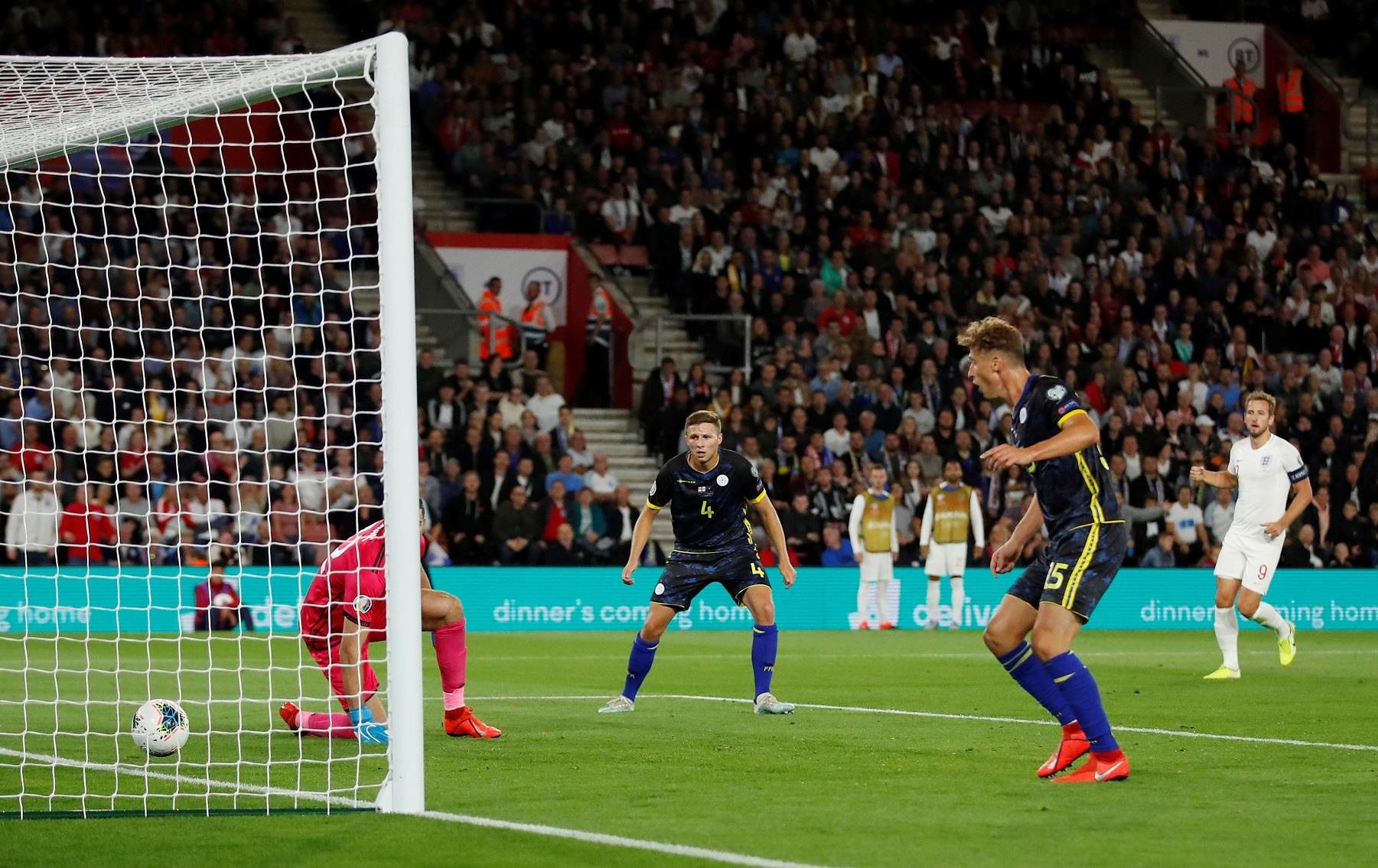 Sterling l, ap hat-trick kien tao anh 7