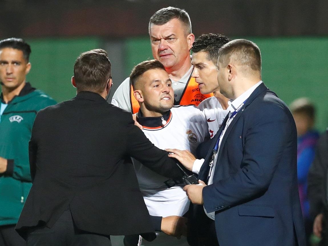 Ronaldo ghi 4 ban anh 3