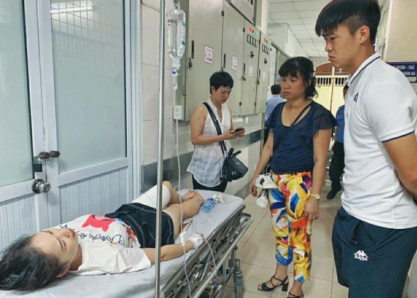 Duy Manh vao benh vien tham CDV nu bi thuong do phao sang hinh anh