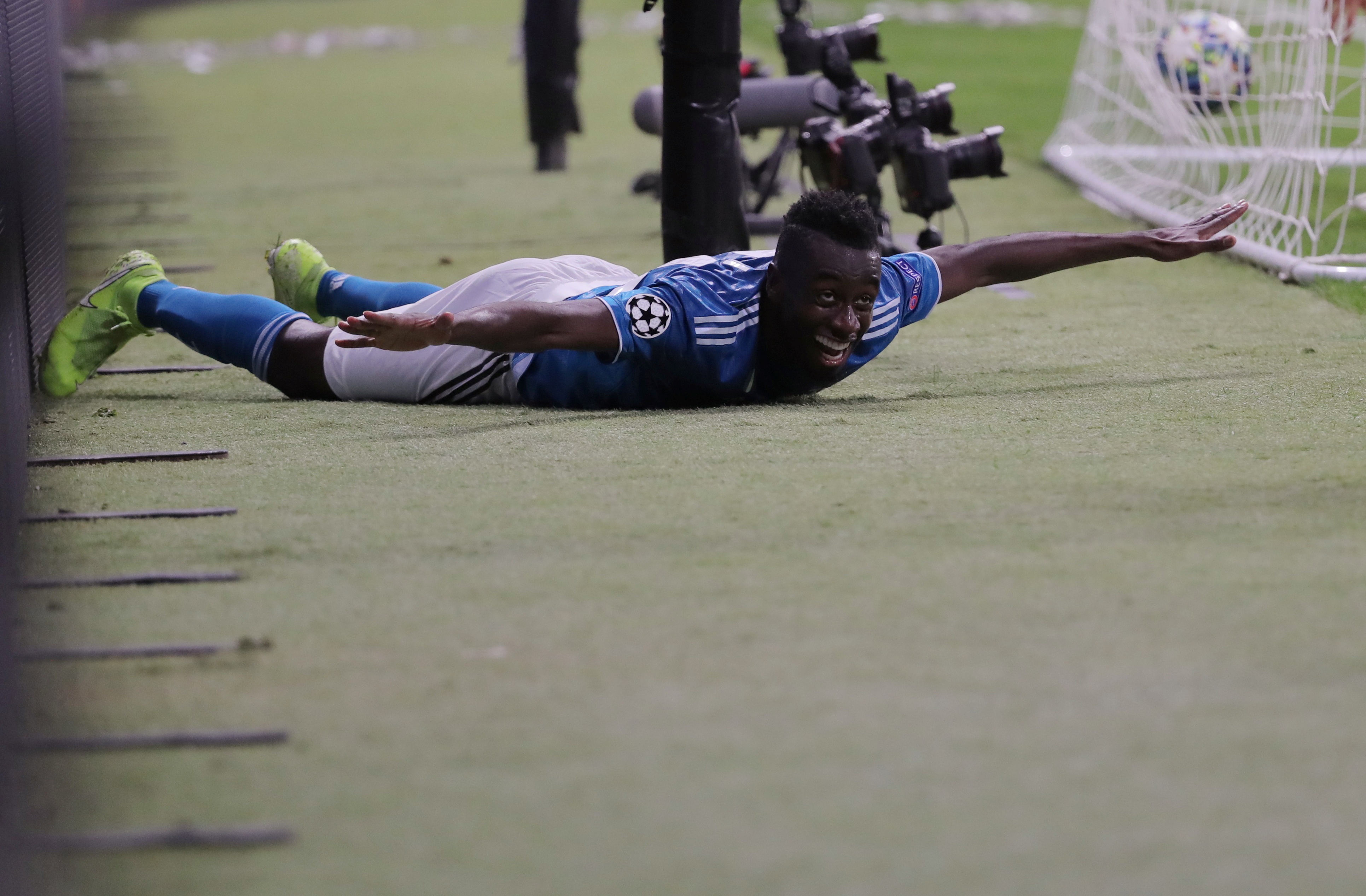 Ronaldo noi nong voi dong doi anh 7