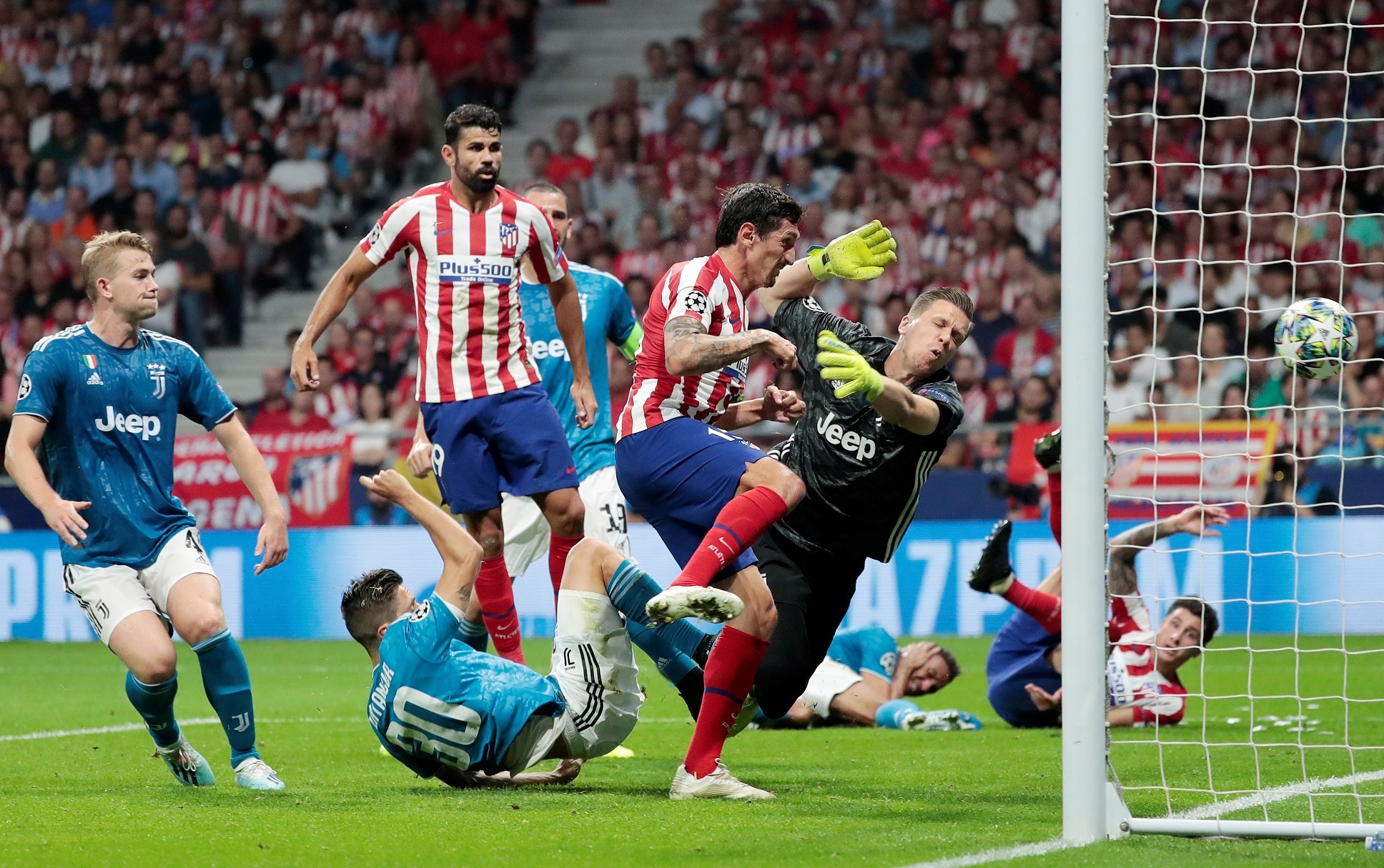 Ronaldo noi nong voi dong doi anh 8