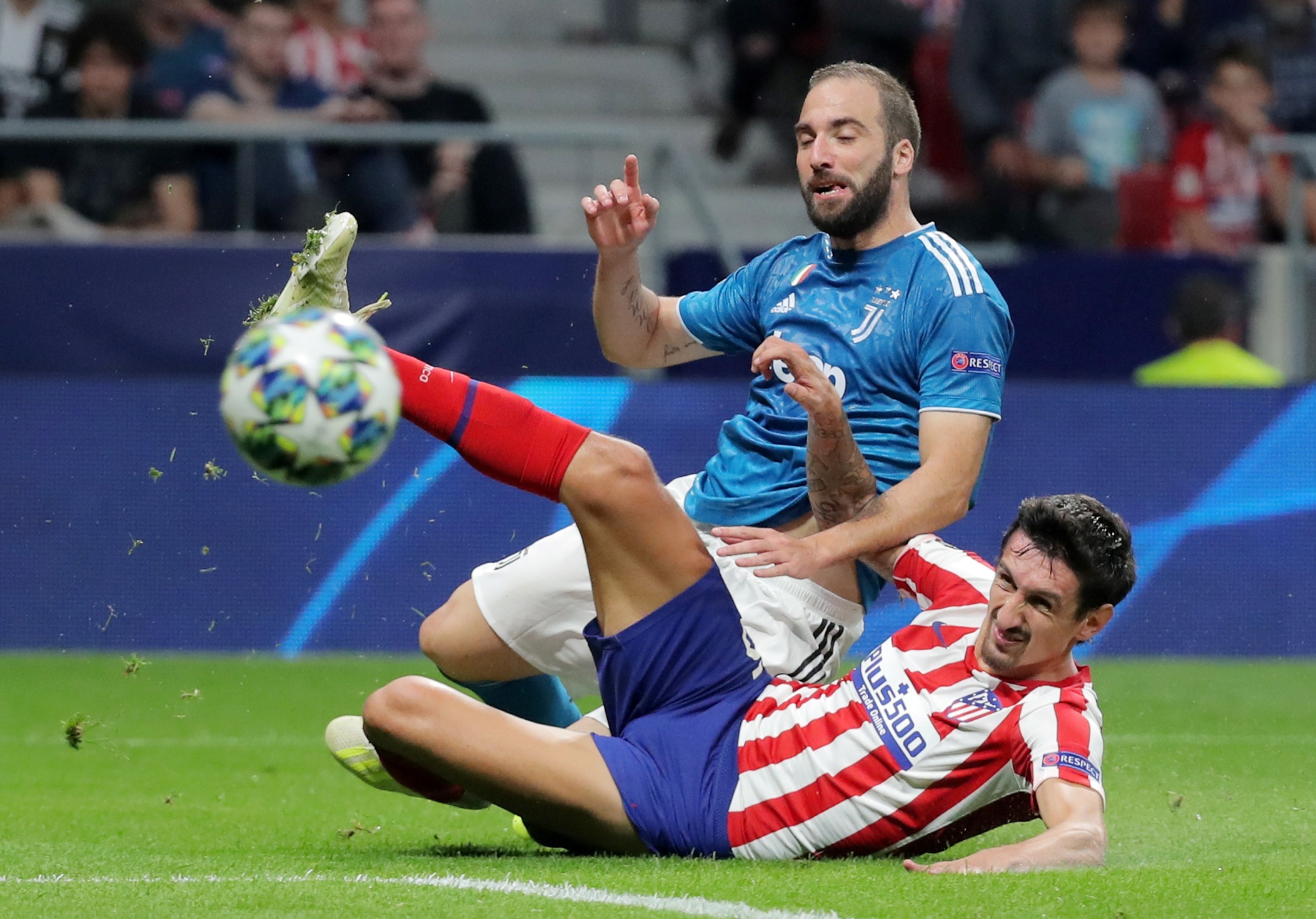 Ronaldo noi nong voi dong doi anh 3