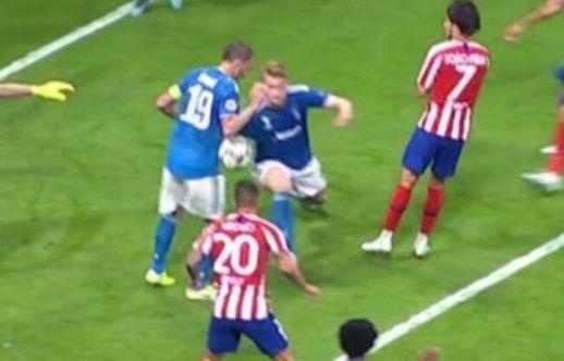 Juventus thoat penalty sau tinh huong long ngong cua De Ligt hinh anh