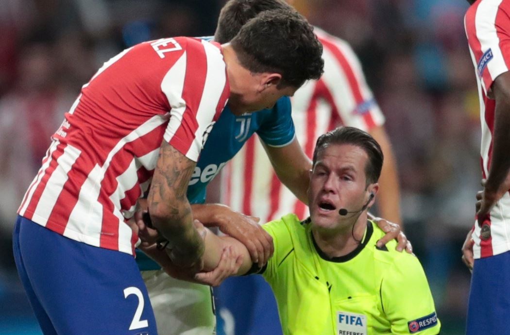 trong tai bi sut bong vao mat anh 1