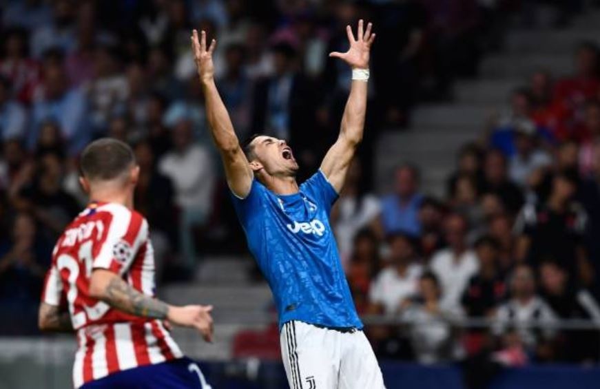 Ronaldo noi nong voi dong doi anh 1