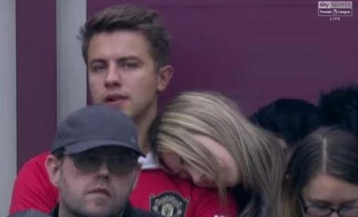 Fan nu ngu gat khi xem Man Utd be tac truoc West Ham hinh anh