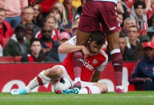 Sao Arsenal om chan doi thu roi lan ra an va hinh anh