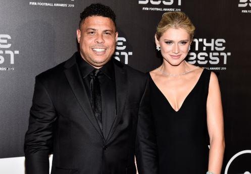 Ronaldo beo di cung ban gai kem 14 tuoi o gala The Best hinh anh