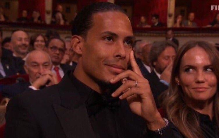 Van Dijk no nu cuoi khi Messi gianh giai The Best hinh anh