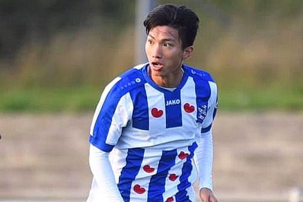 Van Hau choi tron 90 phut cho Jong Heerenveen hinh anh