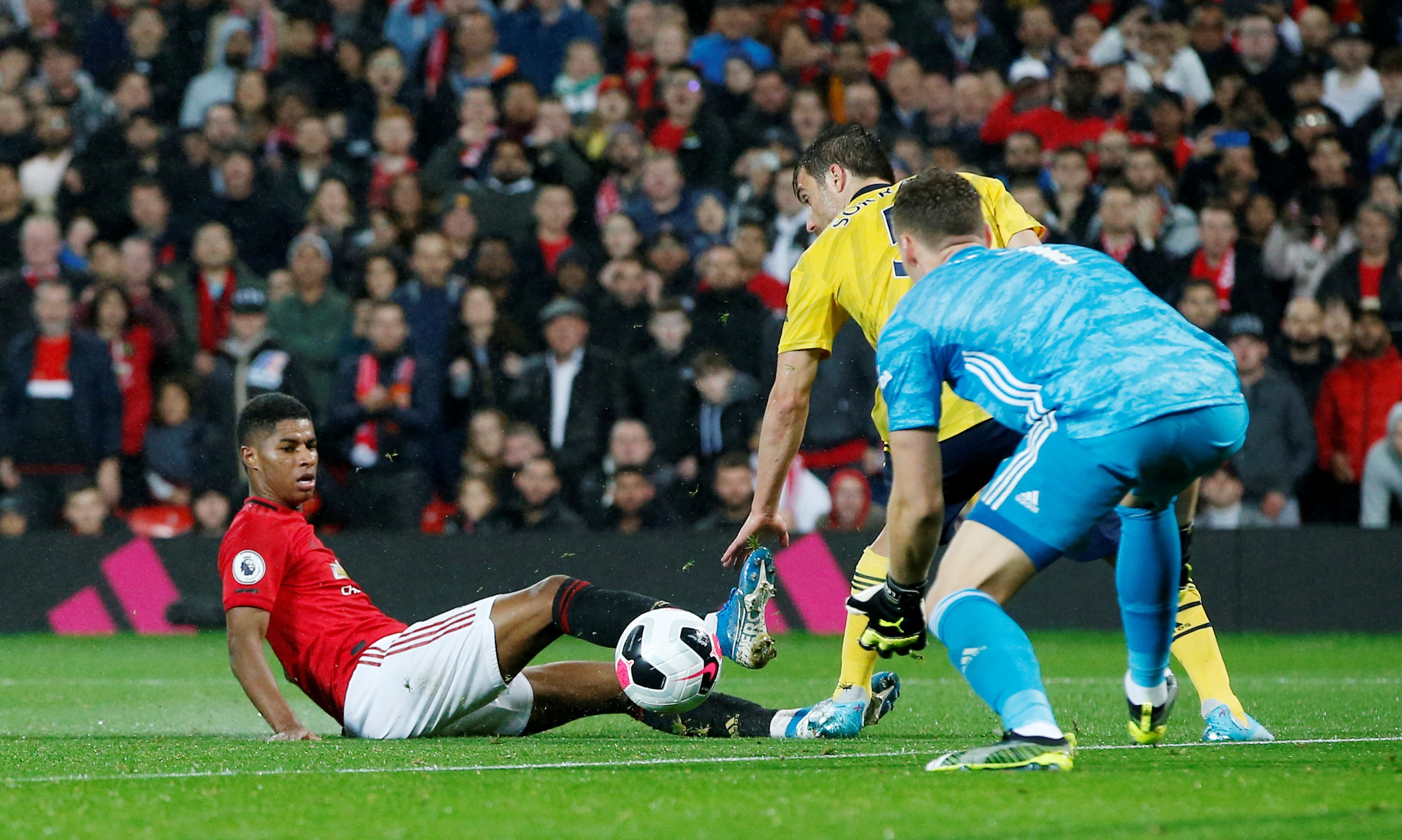 Man Utd gap Arsenal anh 4