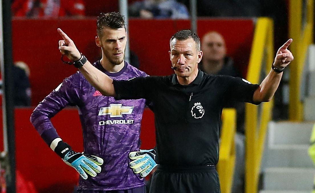 Trong tai mac sai lam ngo ngan o tran MU hoa Arsenal hinh anh