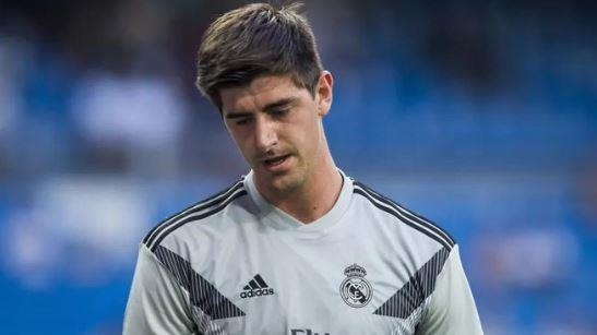 Courtois bi thay ra ngay sau hiep mot vi choi te hinh anh