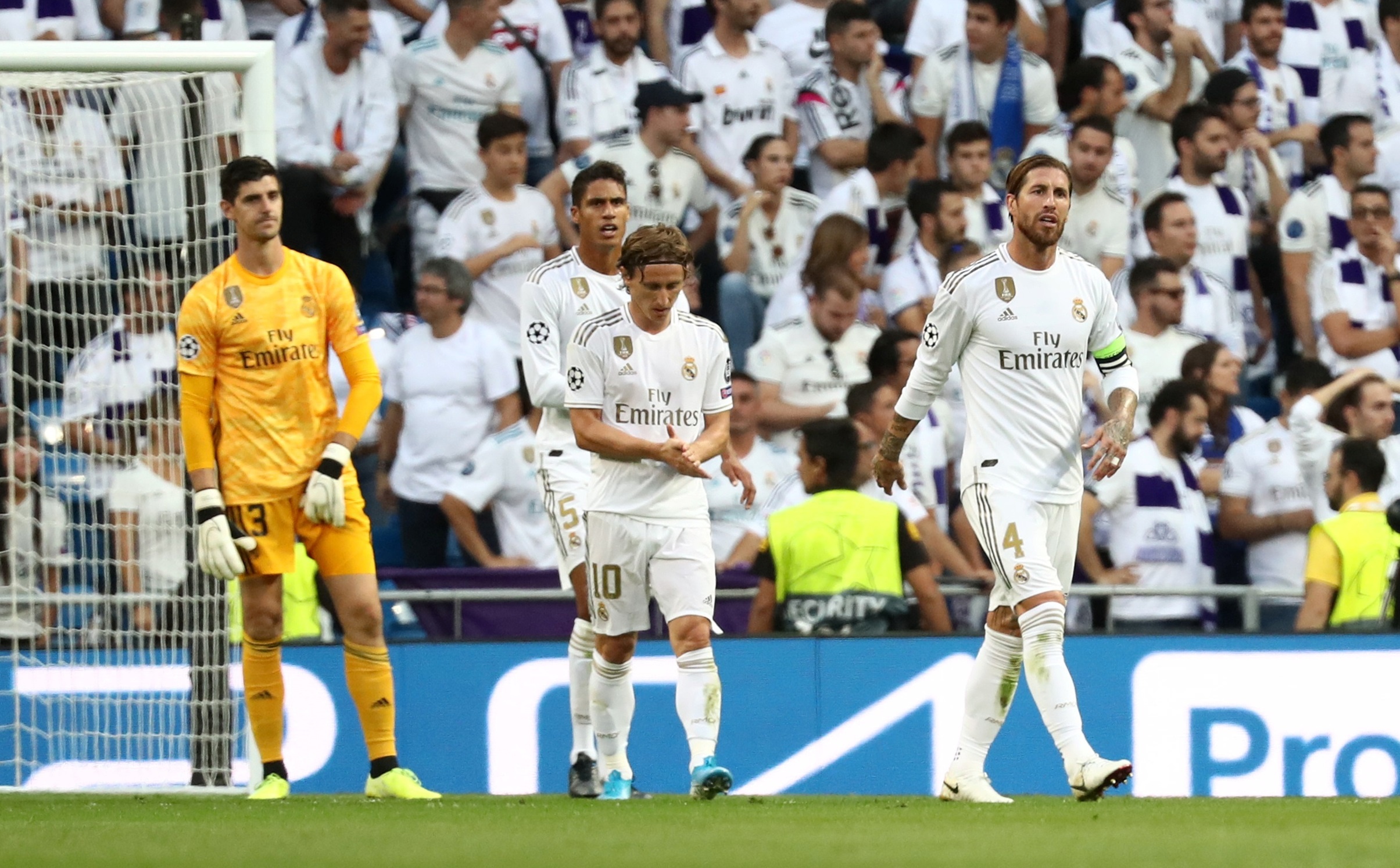 Courtois bi thay ngay sau hiep mot anh 1