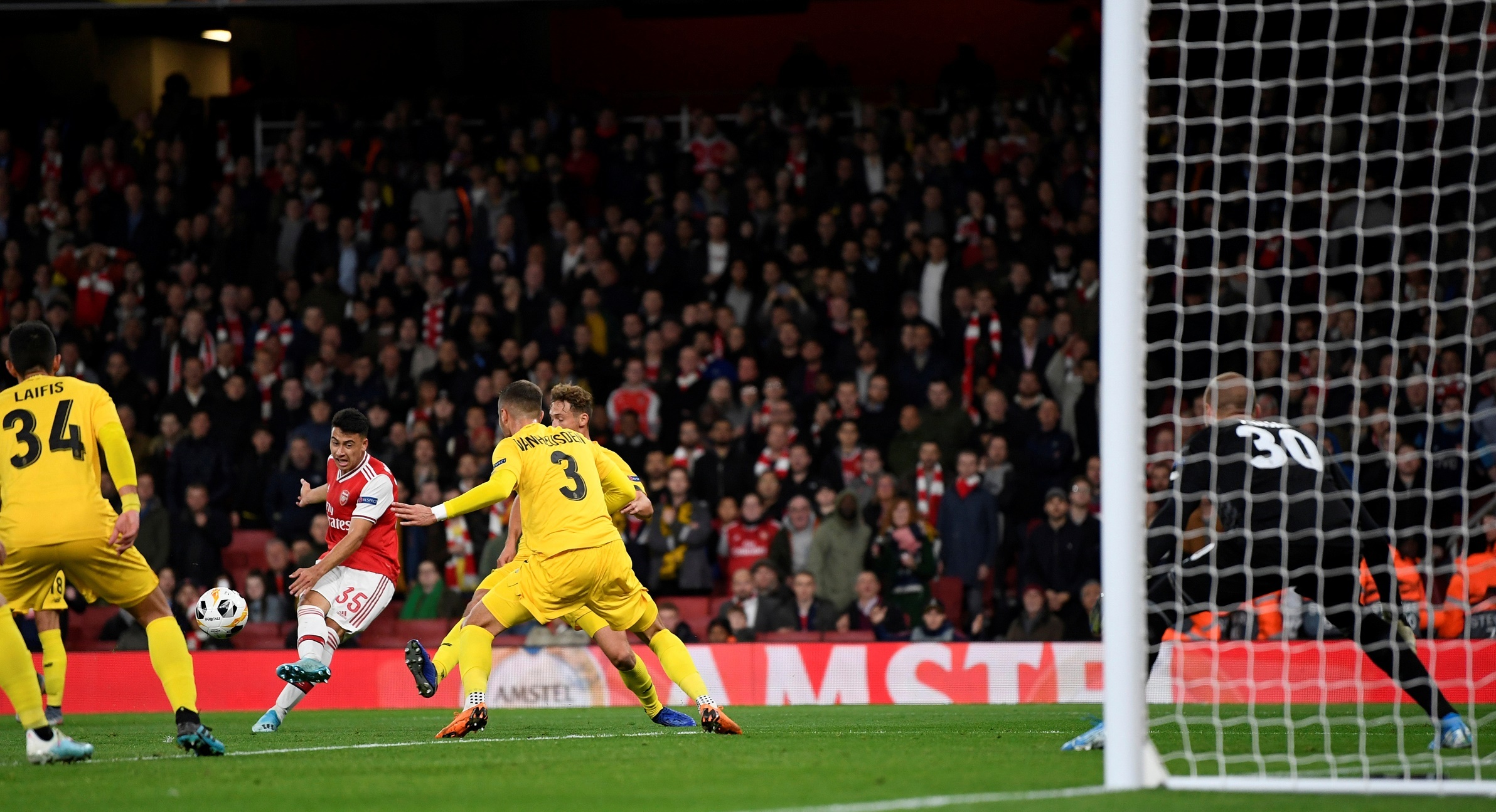 Arsenal gap Standard Liege anh 4