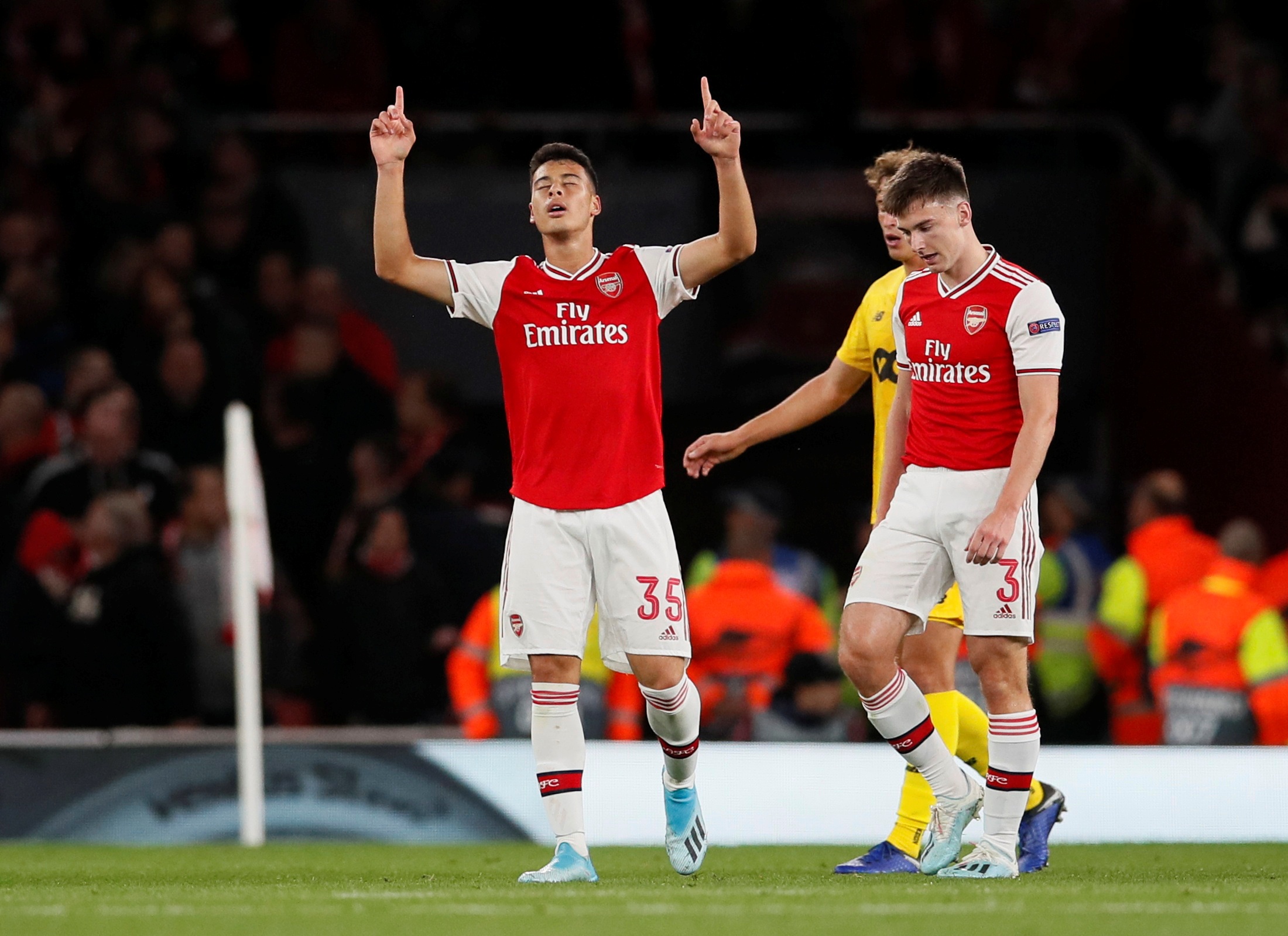 Arsenal gap Standard Liege anh 5