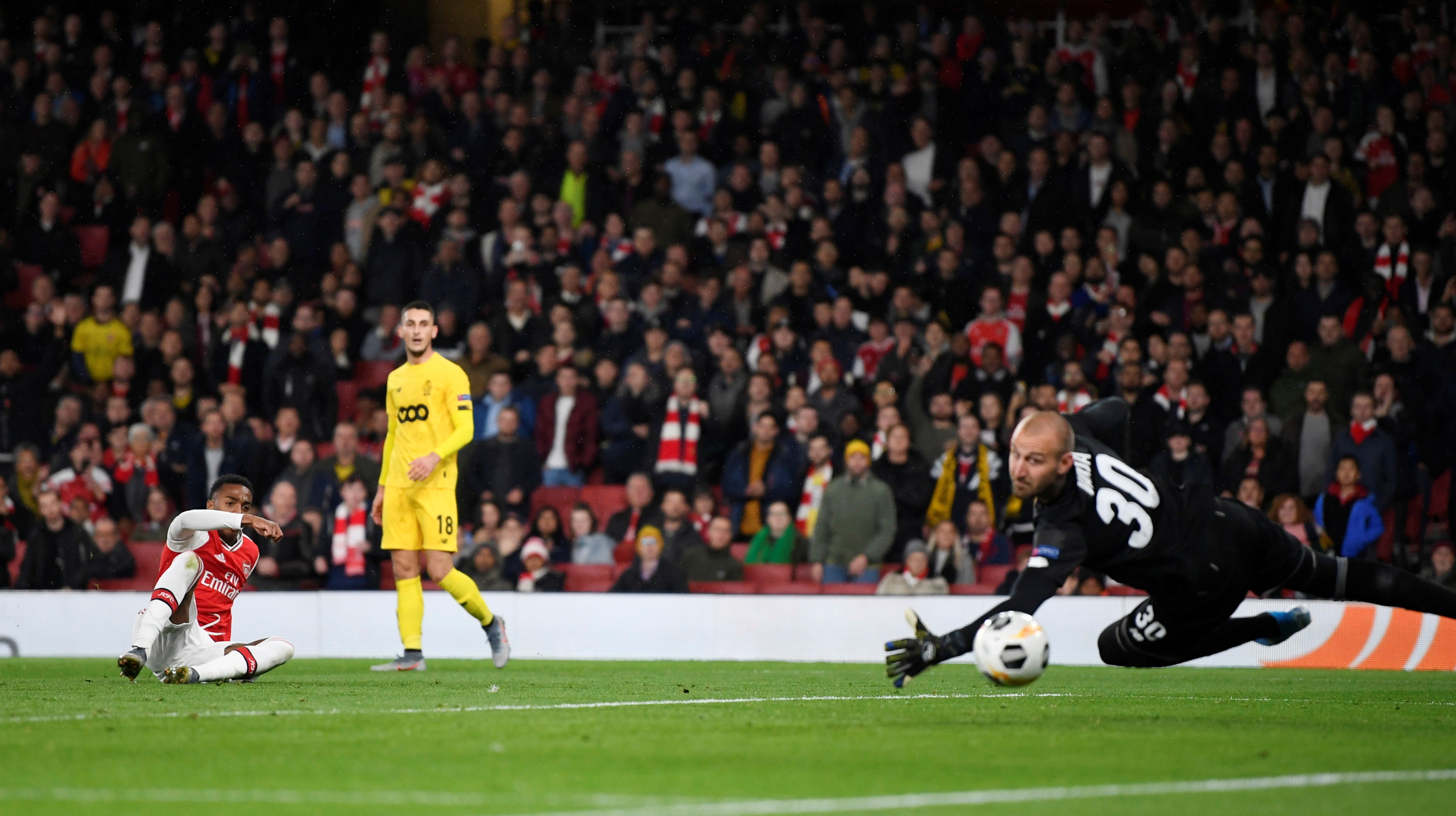 Arsenal gap Standard Liege anh 7