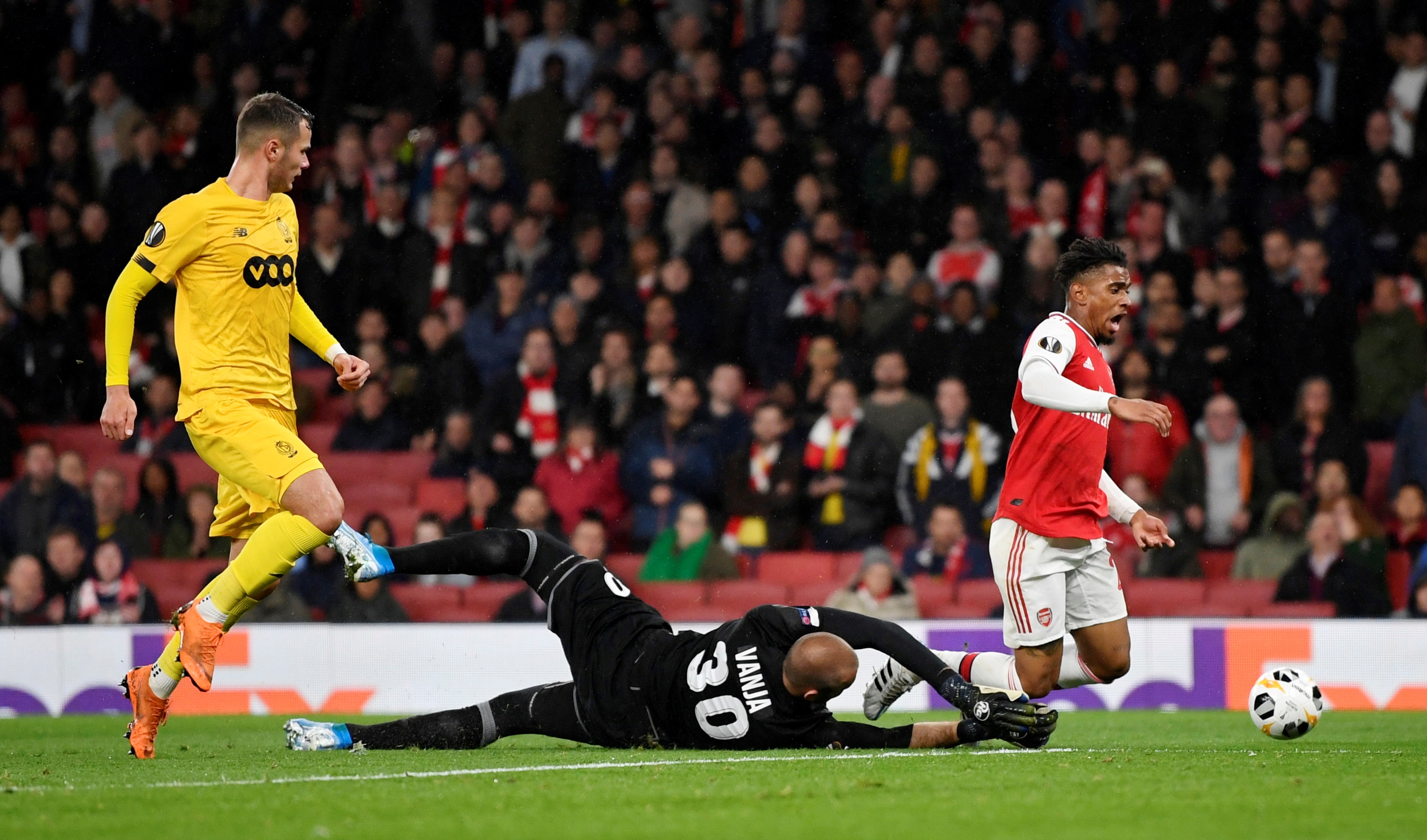 Arsenal gap Standard Liege anh 8